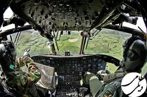 نمای کابین خلبان یک بالگرد شینوک نیروی هوایی سلطنتی بریتانیا (RAF) در یک پرواز آموزشی بر فراز ولز، سال ۲۰۰۹.