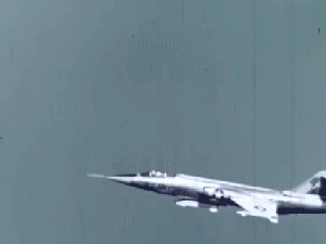 امتحان شلیک موشک ایم-9 سایدوایندر از جنگنده F-104 بر روی هدف آزمایشی