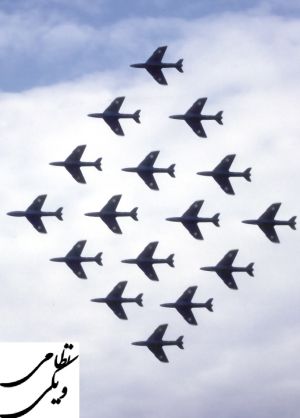 هاوکر هانتر Hawker Hunter؛ شکارچیان بلک ارو نیروی هوایی سلطنتی در حال انجام حرکات آکروباتیک در نمایشگاه هوایی فارنبورو ، ۱۹۶۰