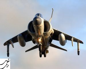 هواپیمای جنگنده Sea Harrier FA2 در حال هاورینگ (شناور ماندن در هوا) با میلهٔ سوختگیری هوایی که در بخش بالایی سمت راست تصویر دیده میشود.