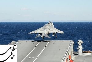 یک فروند هواپیمای AV-8B Plus Harrier II نیروی دریایی ایتالیا در حال برخاستن از ناو هواپیمابر کاوور هاوکر سیدلی هاریر.